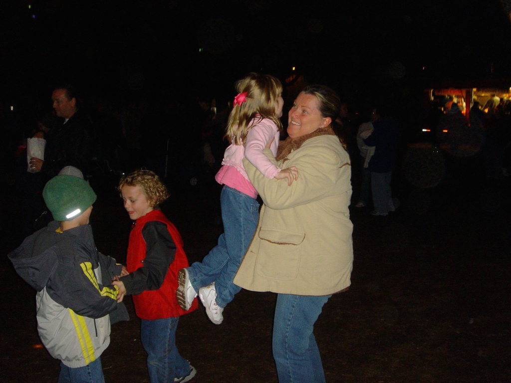 Hildebrand Christmas ScreenSaver/1024x768_2005-12-22-29 Trail of Lights.jpg